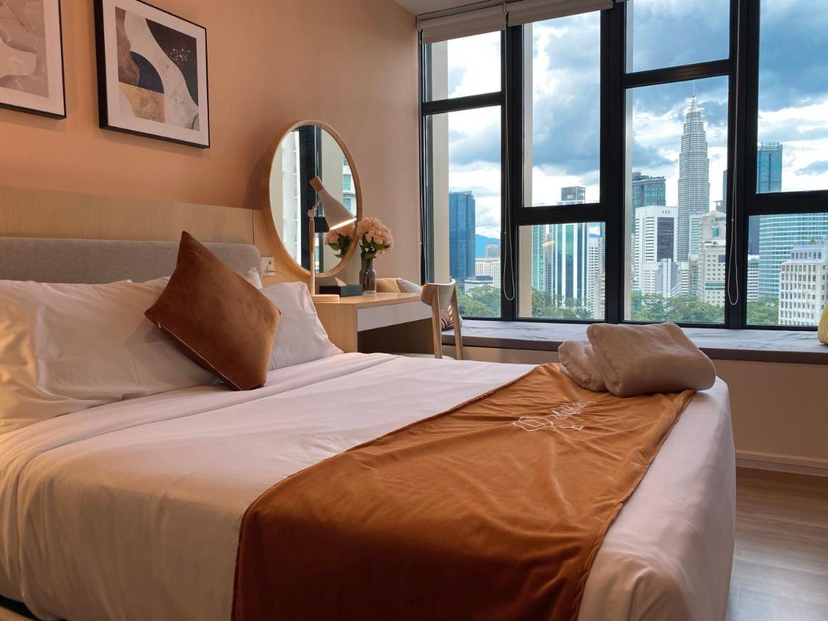 Ceylonz Suites By Mykey Куала-Лумпур Экстерьер фото A bedroom in a serviced apartment in Kuala Lumpur, Malaysia